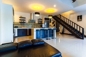 Villa ejecutiva | Área de sala de estar | Televisión de pantalla plana y reproductor de DVD 