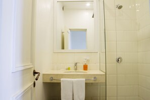 Doppelzimmer | Badezimmer | Dusche, kostenlose Toilettenartikel, Haartrockner, Handtücher