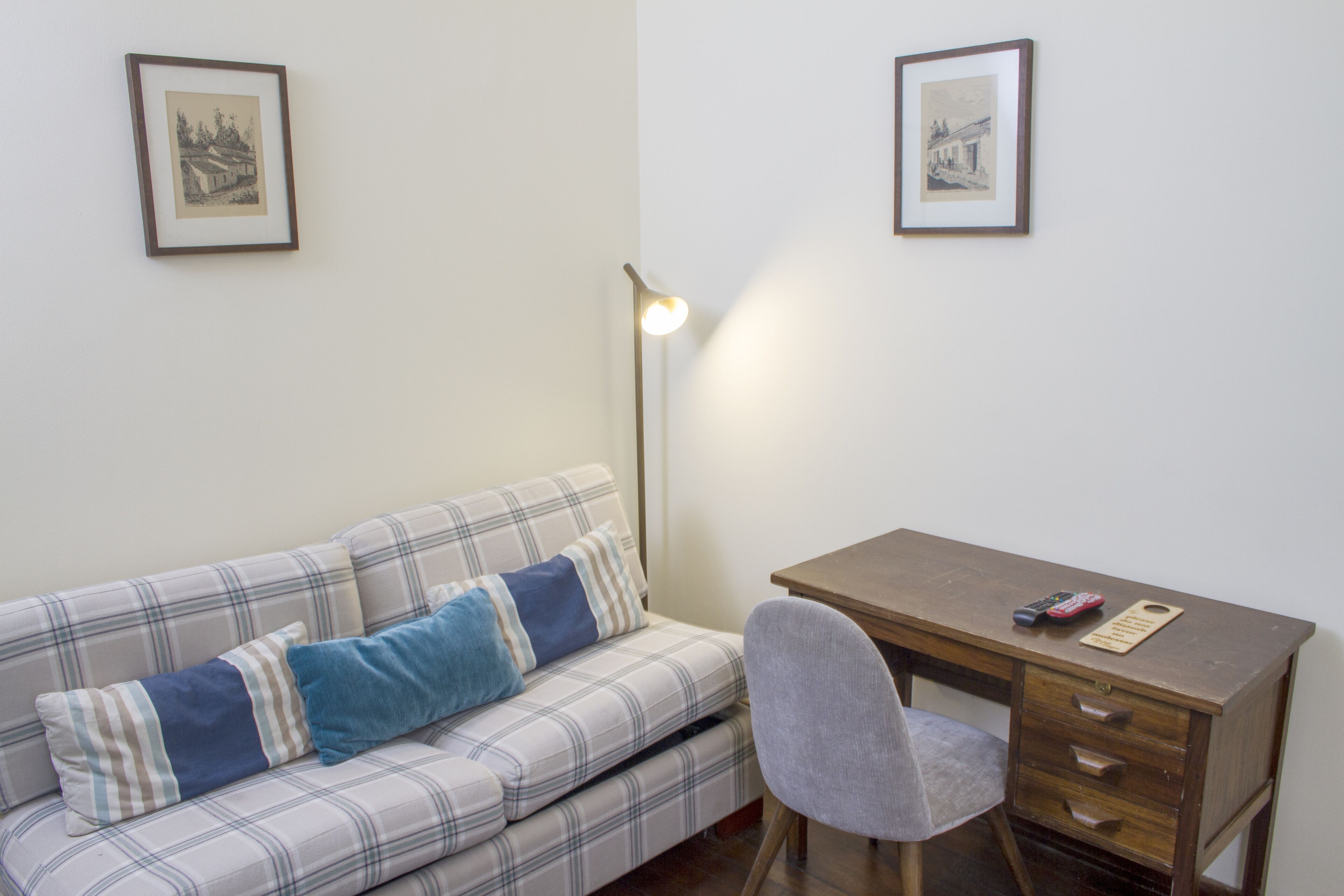 suite, 1 double or 2 single beds | living area | 32-inch lcd tv with cable channels, tv