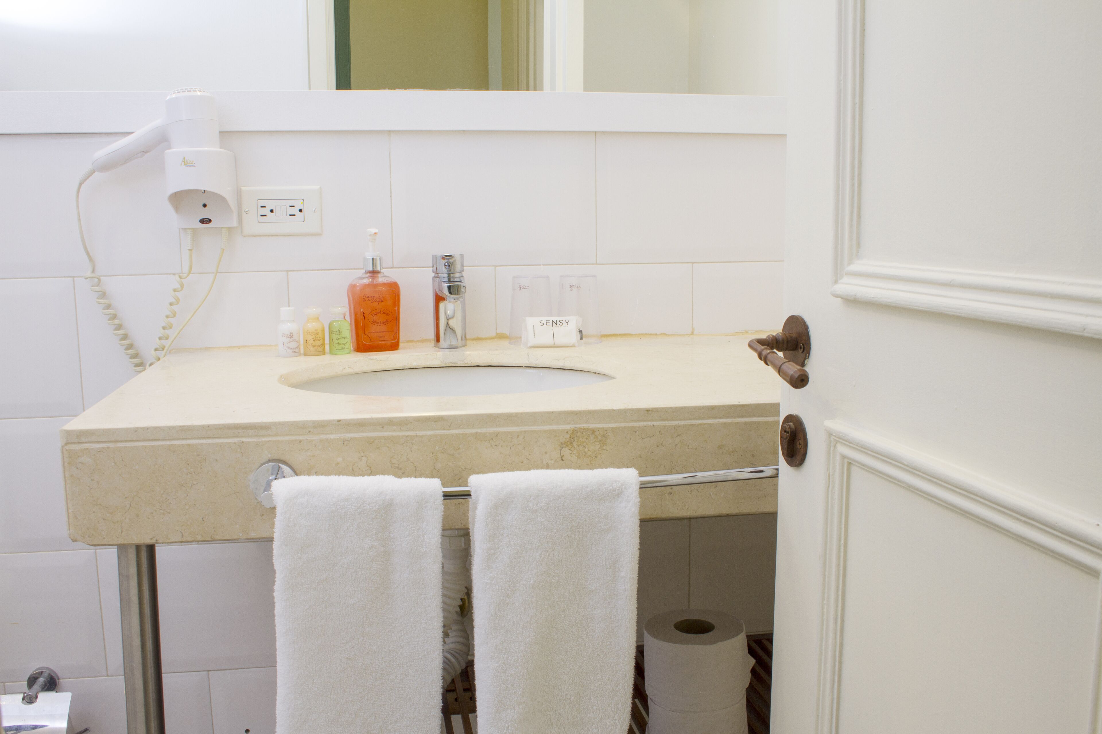 suite, 1 double or 2 single beds | bathroom | shower, free toiletries, hair dryer, towels