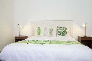 In-room safe, desk, free cots/infant beds, free WiFi - Hotel Casa De La Vega (Bogotá)