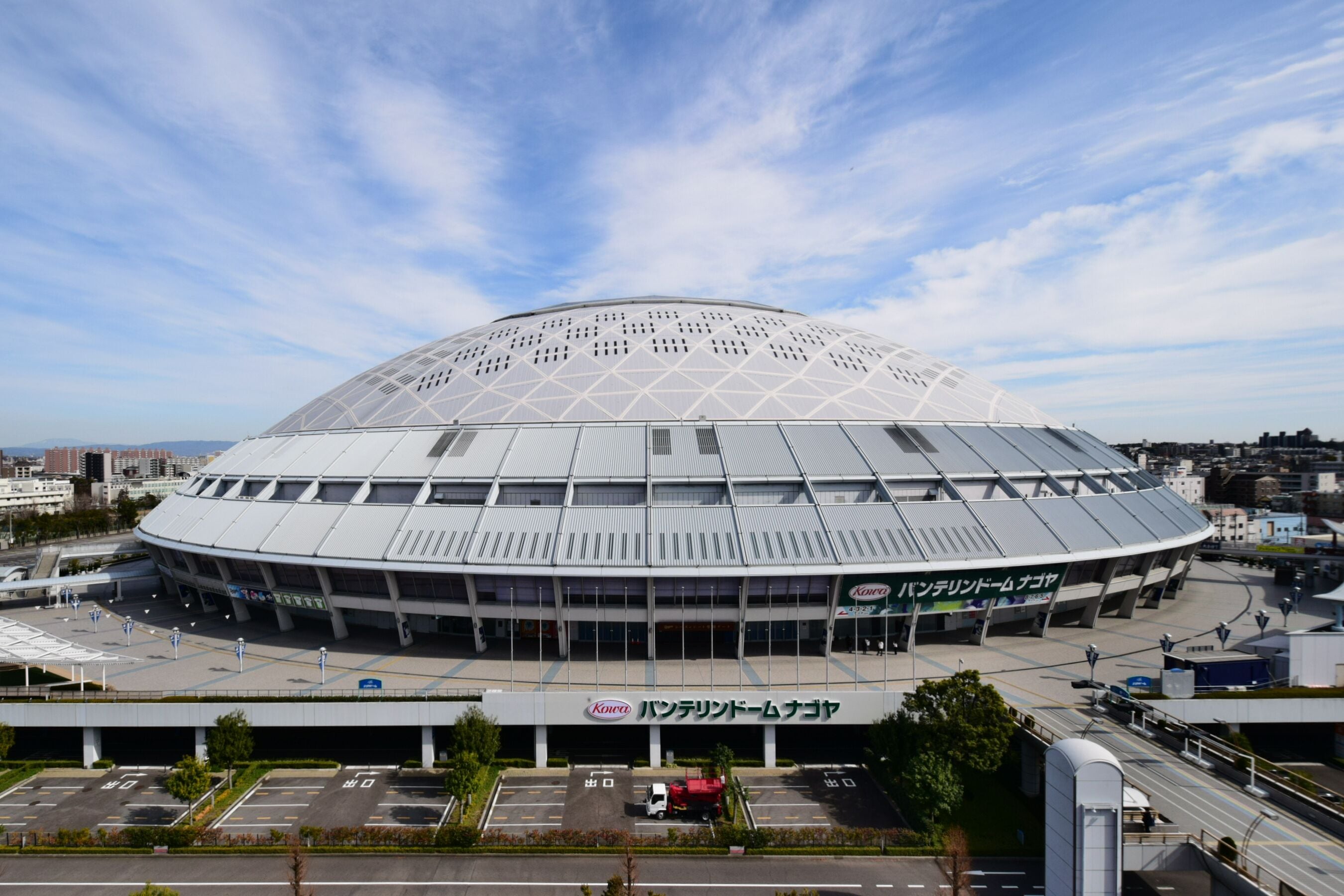 Un estadio grande y moderno con techo abovedado y varios niveles de asientos.