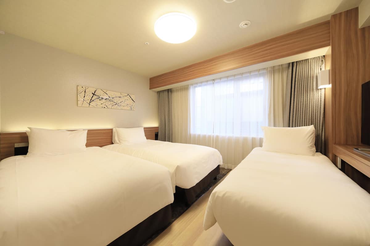 ห้องทวิน, ปลอดบุหรี่ (with 1 Extra bed) | ผ้านวมขนเป็ด, โต๊ะทำงาน, ผ้าม่านกันแสง, ห้องเก็บเสียง