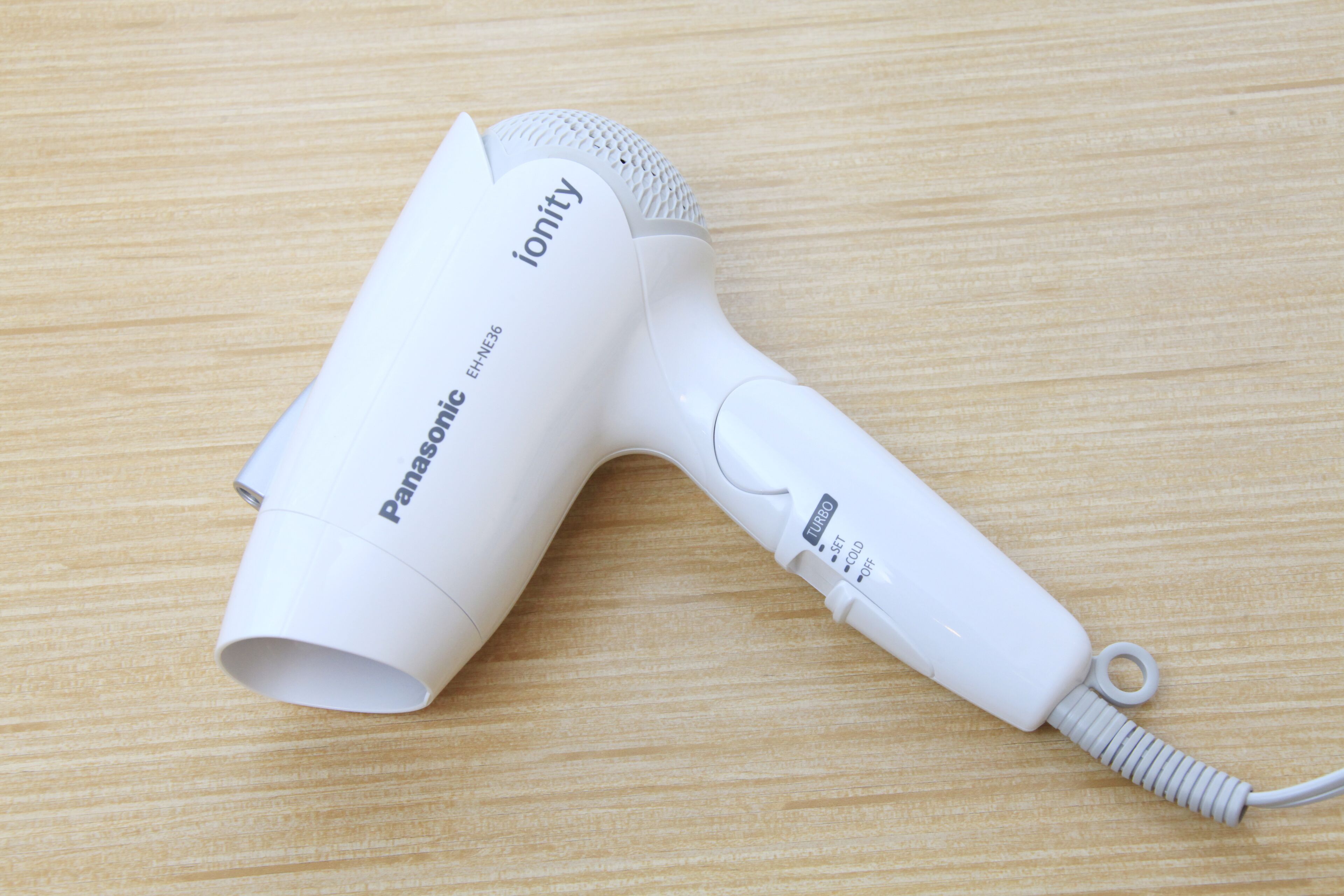 combined shower/bathtub, free toiletries, hair dryer, slippers