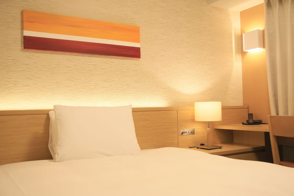 1 bedroom, down duvets, desk, blackout curtains