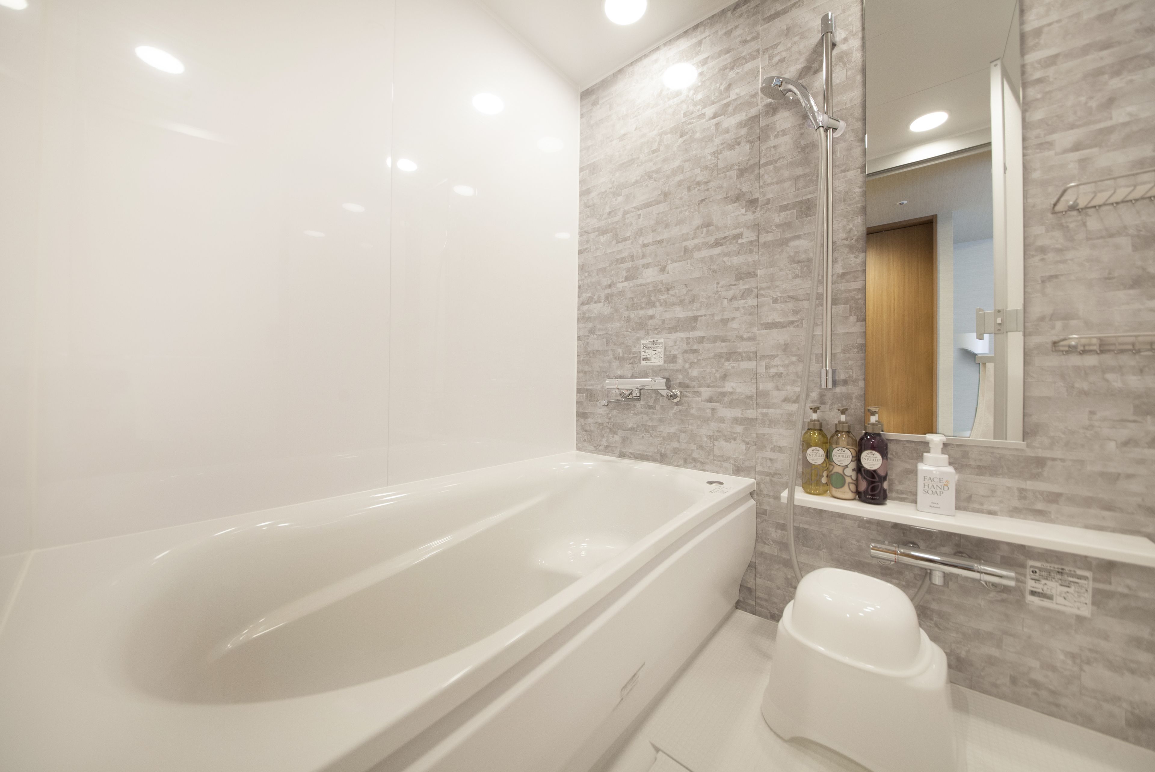 combined shower/bathtub, free toiletries, hair dryer, slippers