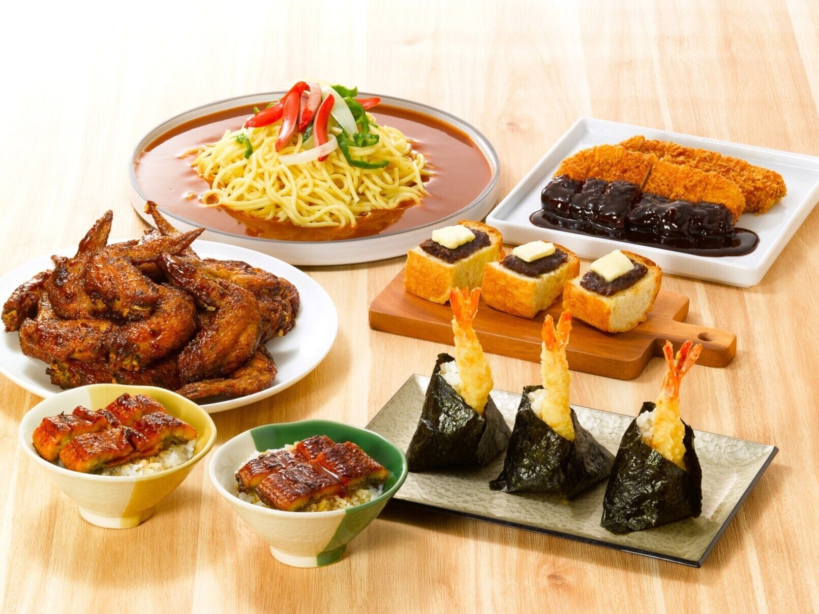 Variedade de pratos japoneses, incluindo macarrão, frango frito e sushi.