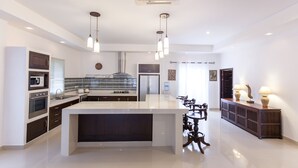 Superior Villa | Private kitchen | Full-size fridge, microwave, oven, stovetop - Shanti Villa (New Delhi)