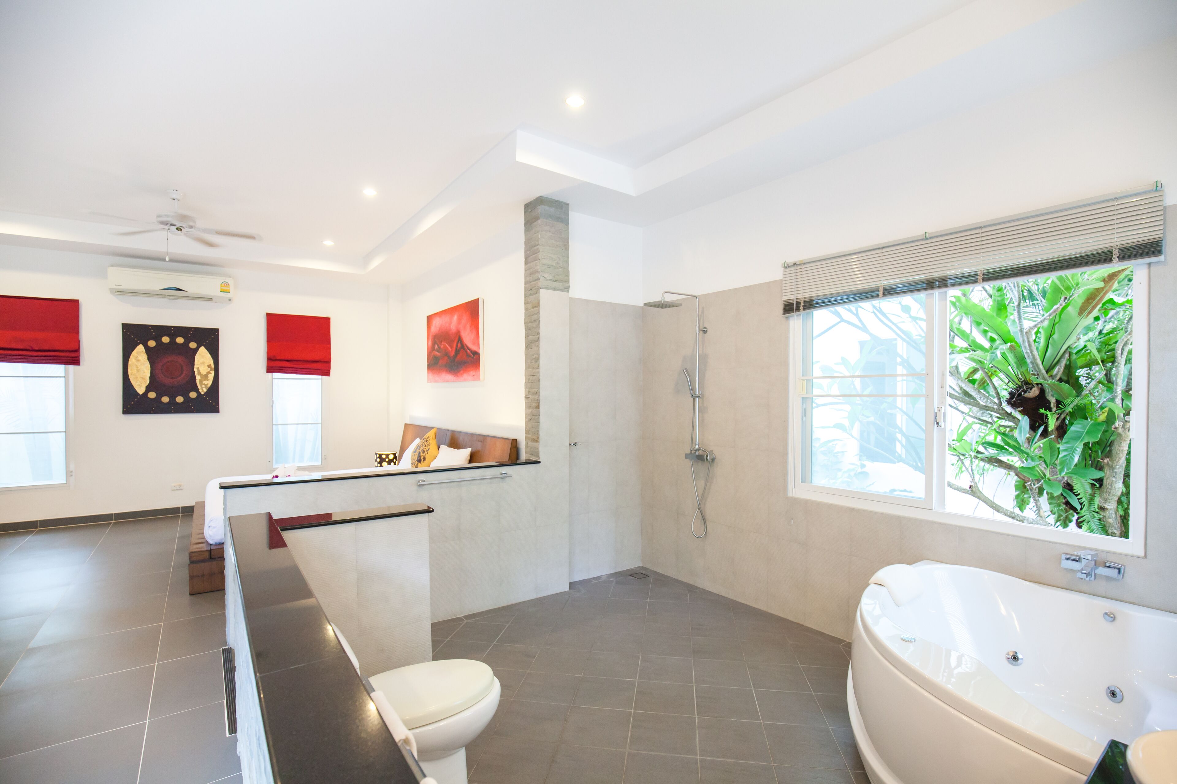 Deep-soaking bathtub