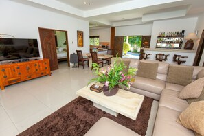 Villa ejecutiva | Área de sala de estar | Televisión de pantalla plana de 32 pulgadas con canales por cable 