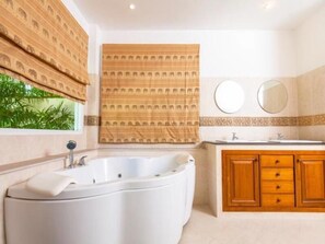 Separate tub and shower, jetted tub, free toiletries, hair dryer - La Romanee Infinity Villa (Rawai)