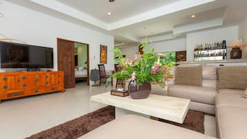 Villa ejecutiva | Área de sala de estar | Televisión de pantalla plana de 32 pulgadas con canales por cable