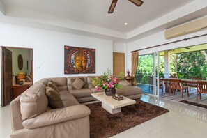 Villa ejecutiva | Zona de estar | Televisión de pantalla plana de 32 pulgadas con canales por cable