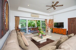 Villa ejecutiva | Área de sala de estar | Televisión de pantalla plana de 32 pulgadas con canales por cable 