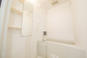 Separate tub and shower, deep soaking tub, free toiletries, hair dryer - THE PLUM-Residence KYOTO E (Kyoto)