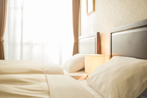 Twin Room | Desk, blackout drapes, free WiFi, bed sheets - THE PLUM-Residence KYOTO E (Kyoto)