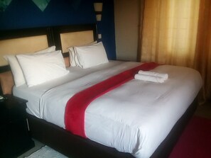Bàn, giường gấp/giường phụ (phụ phí) 