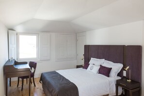 Superior Double Room | Blackout curtains, rollaway beds, free WiFi, bed sheets - Porto Vintage Guesthouse (Porto)