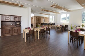 Frokostbuffé hver dag (CHF 12 per person)