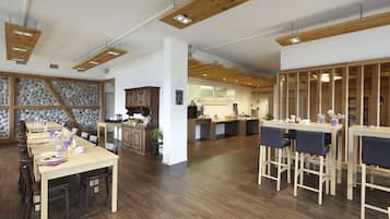 Tägliches Frühstücksbuffet (12 CHF pro Person)