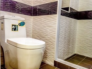 Studio | Bathroom | Shower, free toiletries, towels