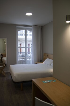 Superior Double or Twin Room | Desk, soundproofing, free WiFi - Alda Alborán Rooms  (A Coruña)