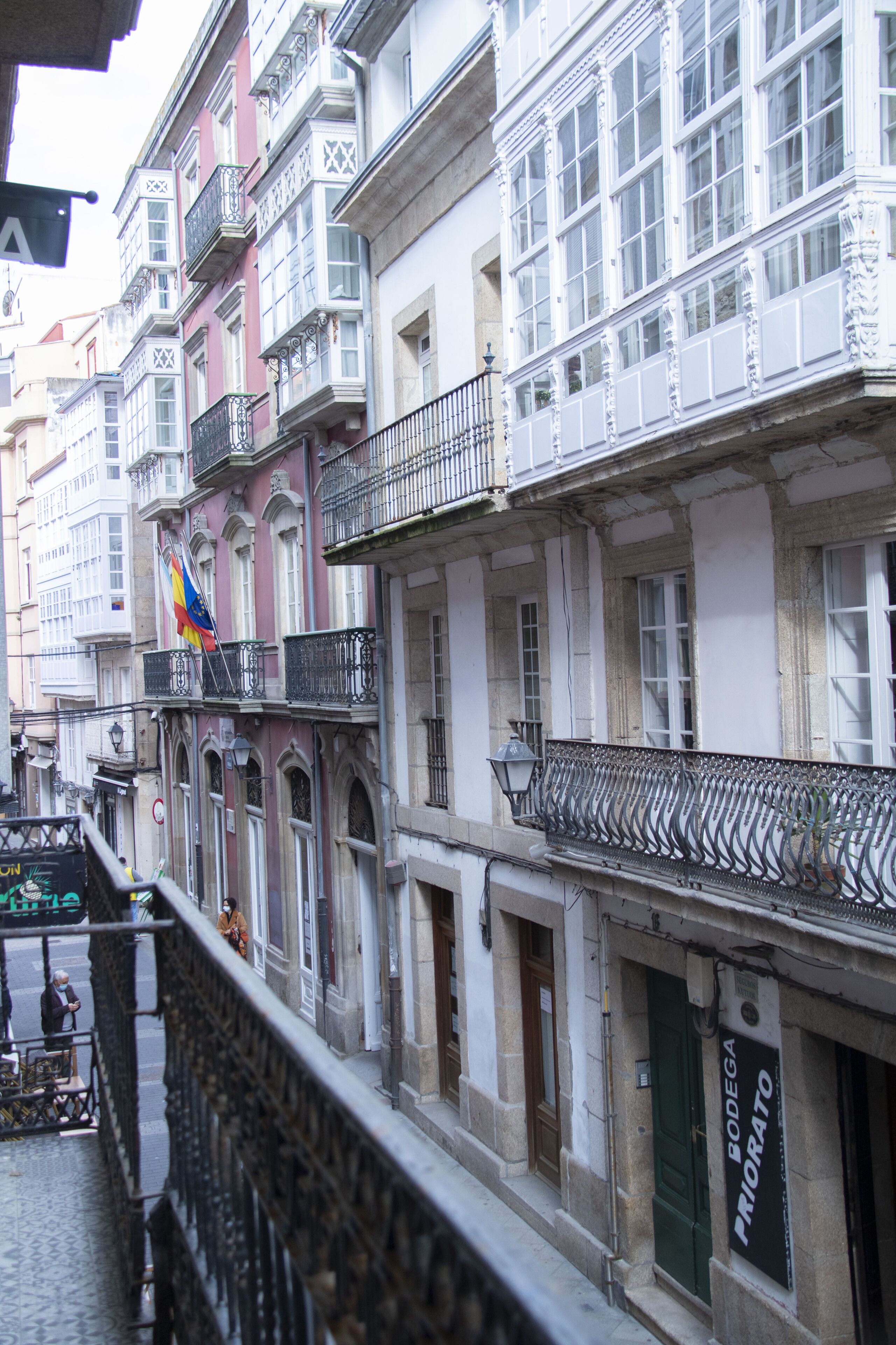 Desk, soundproofing, free WiFi