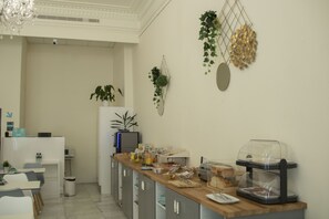 Tägliches Frühstücksbuffet gegen Gebühr
