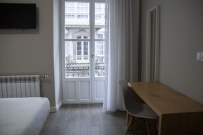 Habitación superior con 1 cama doble o 2 individuales | Escritorio, sistema de insonorización, wifi gratis