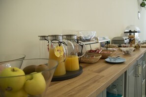 Se ofrece un desayuno bufé todos los días (por un coste adicional)
