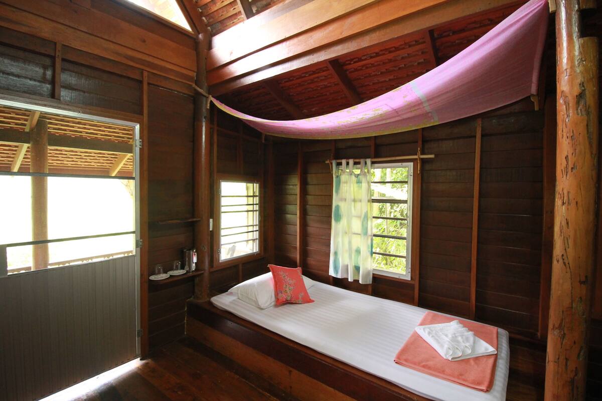 Twin Room Wooden Cottage | 책상, 다리미/다리미판, 간이 침대, 무료 WiFi