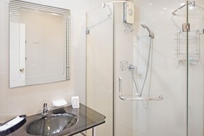 Superior Double Room | Bathroom | Shower, free toiletries, hair dryer - Sunny Beach Residence (Pattaya)