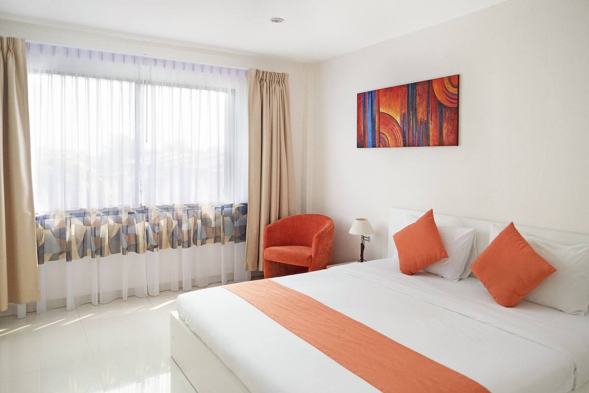 Superior Double Room | Minibar, in-room safe, desk, blackout drapes