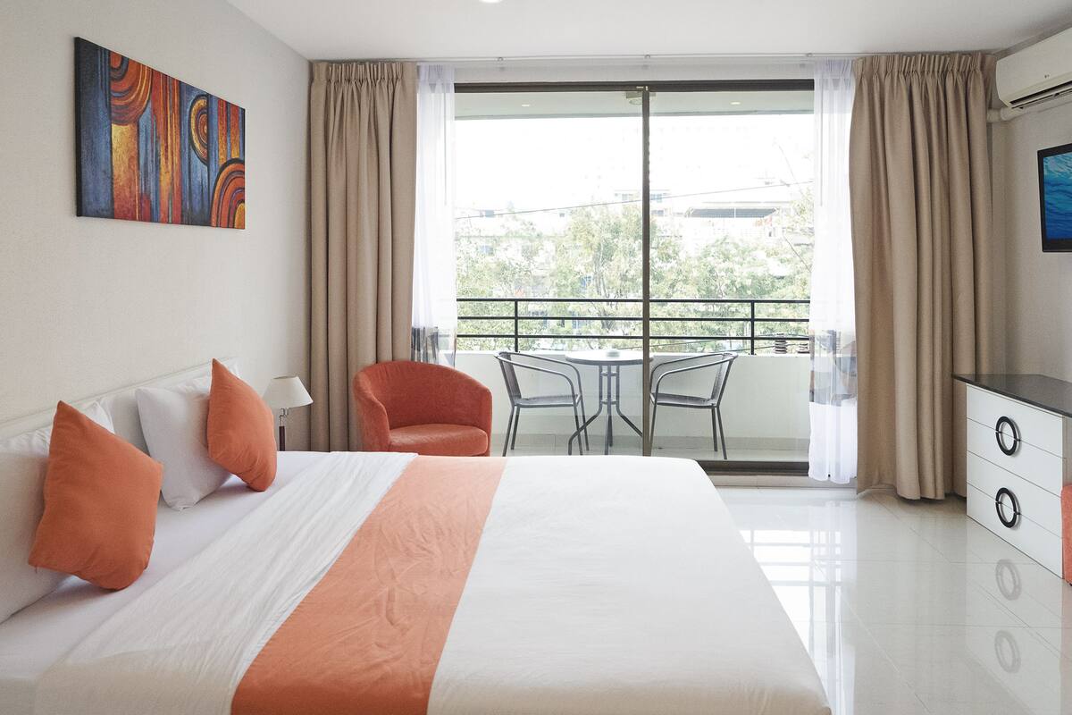 Deluxe Room | Minibar, in-room safe, desk, blackout drapes