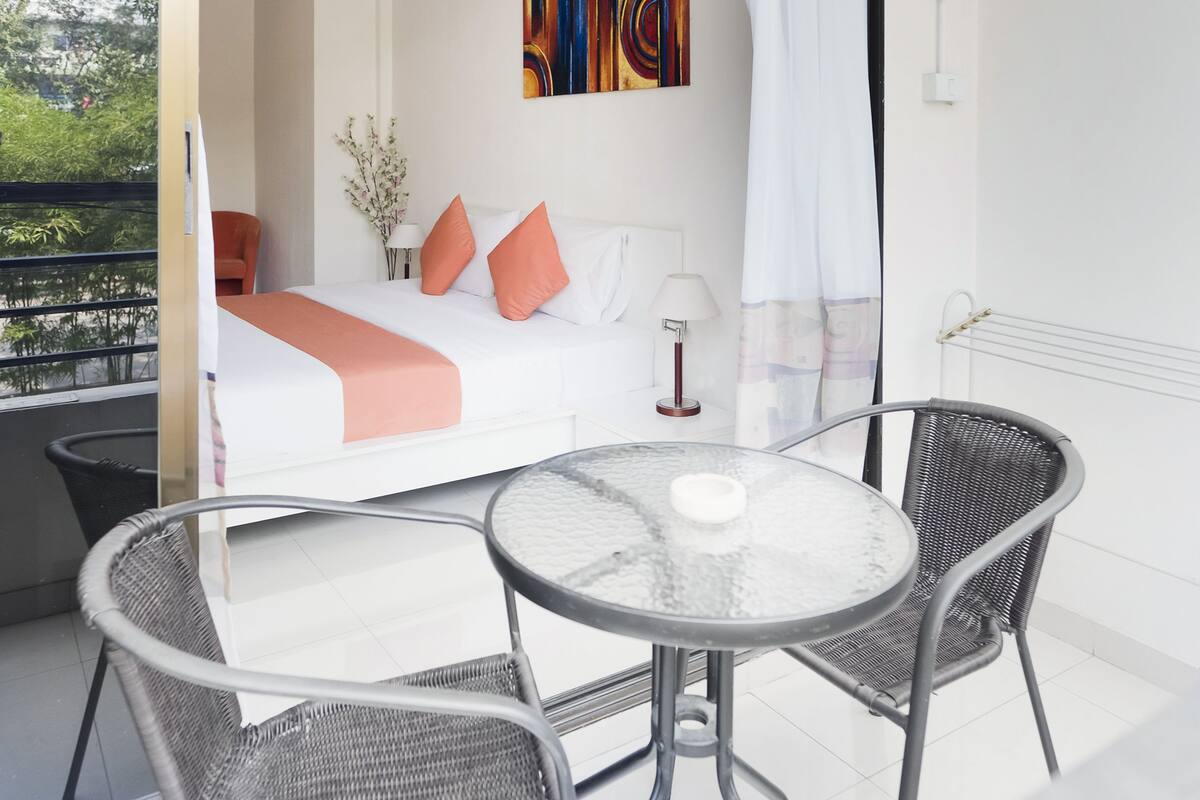 Superior Room with Balcony | Minibar, in-room safe, desk, blackout drapes
