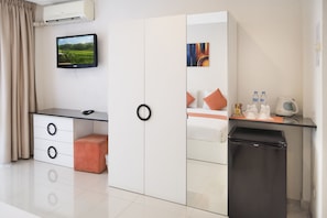 Minibar, caja de seguridad en la habitación y escritorio 