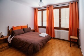 4 عدّة غرف نوم وأغطية فراش متميزة ومكتب ومكواة/لوح كي