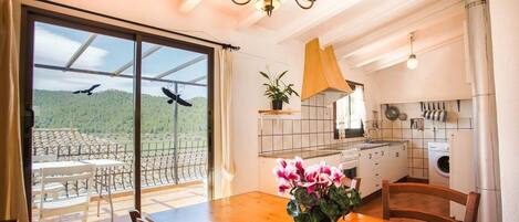 House, 4 Bedrooms | In-room dining