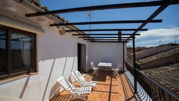 Casa, 4 habitaciones | Terraza o patio