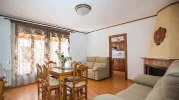 Casa, 4 habitaciones | Sala de estar | Televisión de pantalla plana de 52 pulgadas con canales digitales