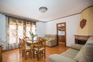 House, 4 Bedrooms | Living room | 52-inch flat-screen TV with digital channels, TV - Ca l'Ester (Caseres)