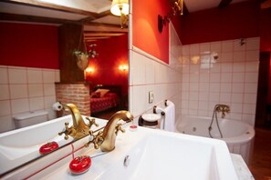 Junior Suite | Bathroom | Free toiletries, hair dryer, towels - Posada Rural Ochohermanas (Arenas de Iguna)
