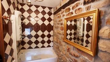 Habitación con 1 cama doble o 2 individuales | Baño | Artículos de higiene personal gratuitos, secador de pelo y toallas