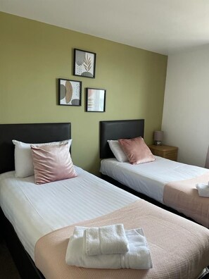 Standard Twin Room, 2 Twin Beds | Iron/ironing board, free WiFi, bed sheets - The Davron Hotel (Fraserburgh)