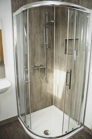 Bathroom shower - The Davron Hotel (Fraserburgh)