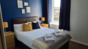 Habitación doble estándar | Tabla de planchar con plancha, wifi gratis y ropa de cama