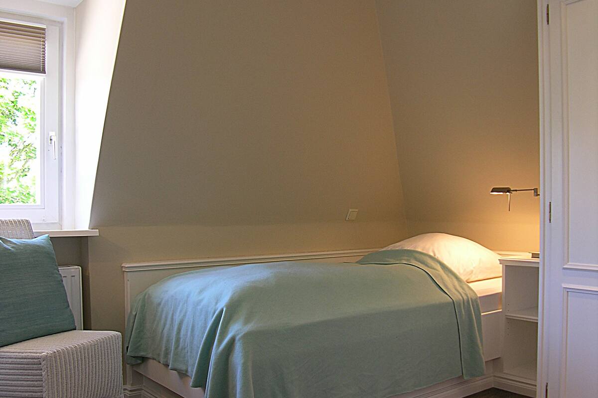 Hypo-allergenic bedding, in-room safe, desk, free WiFi