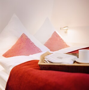 Hypo-allergenic bedding, in-room safe, desk, free WiFi