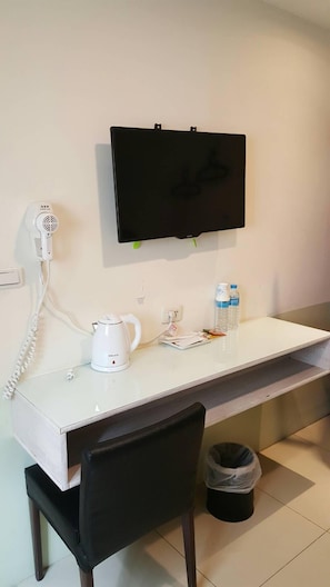 Desk, blackout drapes, free WiFi, wheelchair access - Happy Holiday Hotel (Taoyuan City)
