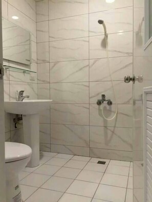 Standard Twin Room | Bathroom | Free toiletries, hair dryer, slippers, towels - Happy Holiday Hotel (Taoyuan City)